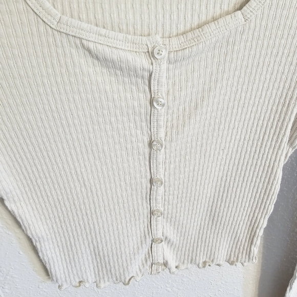 Fitz + Eddi | Cropped Ruffle Lettuce Edge Button Down Scoop Neck Cardigan - Picture 6 of 8